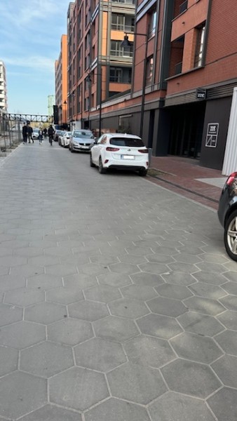 Układanie trylinki betonowej na przygotowanej podbudowie